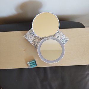 Mirror Compact with LED